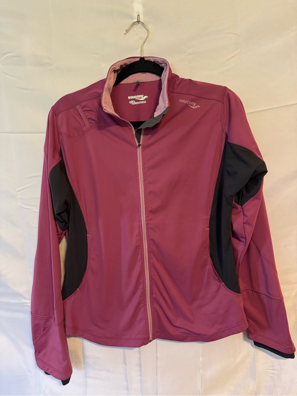 Saucony Women's Magenta and Black Full-Zip Training Jacket